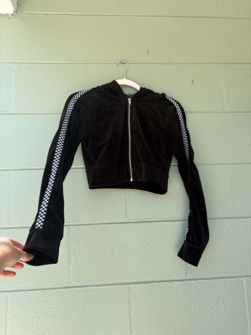 Cropped Black Zip-Up Women's Jacket with Contrast Sleeve Detail soft velvet